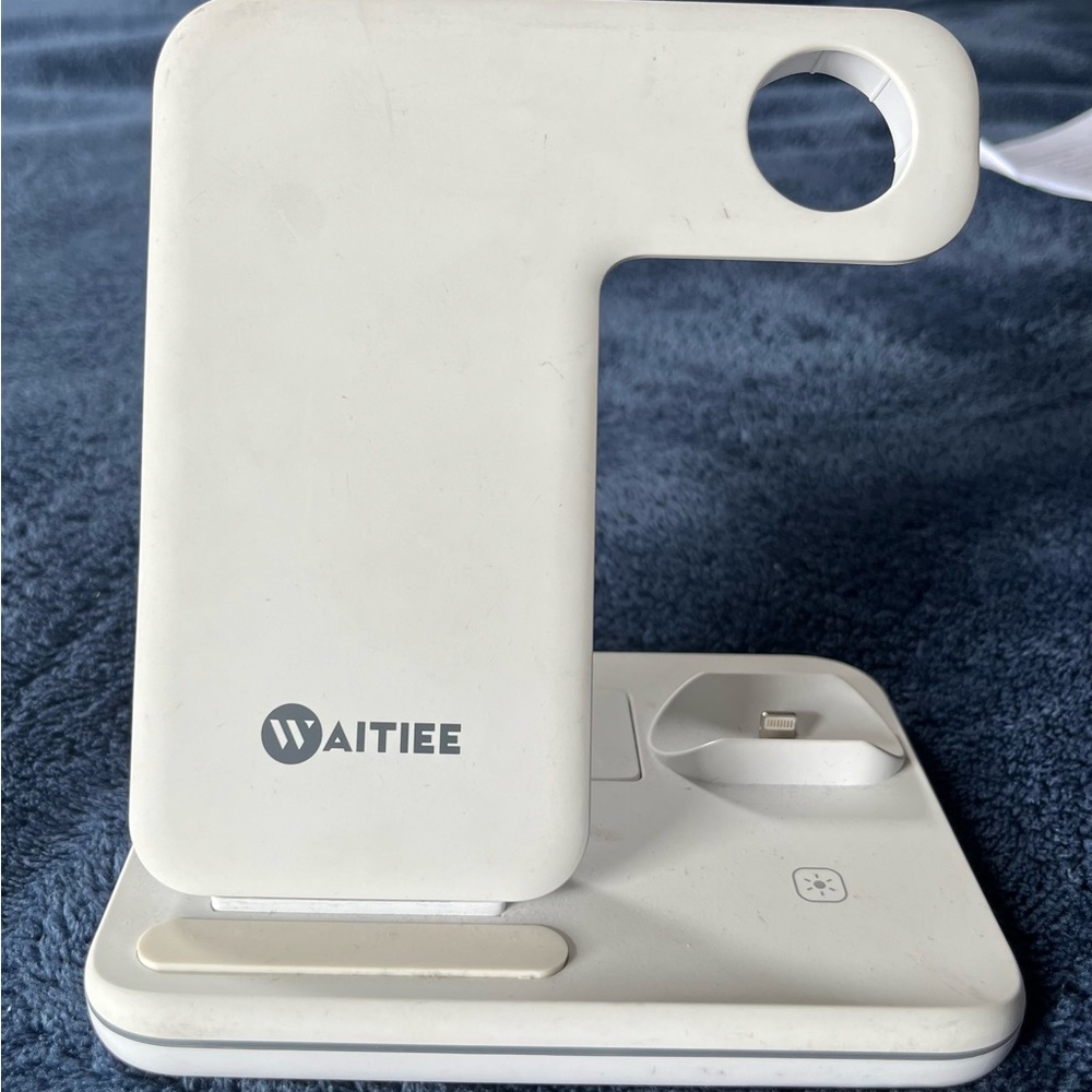 Waitiee Three in one fast wireless vertical charger, white, wires not included